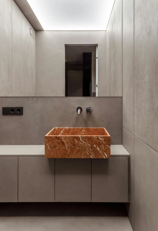 Mármoles para baños 1 Encimera de mármol blanco a medida instalada en baño moderno en Barcelona